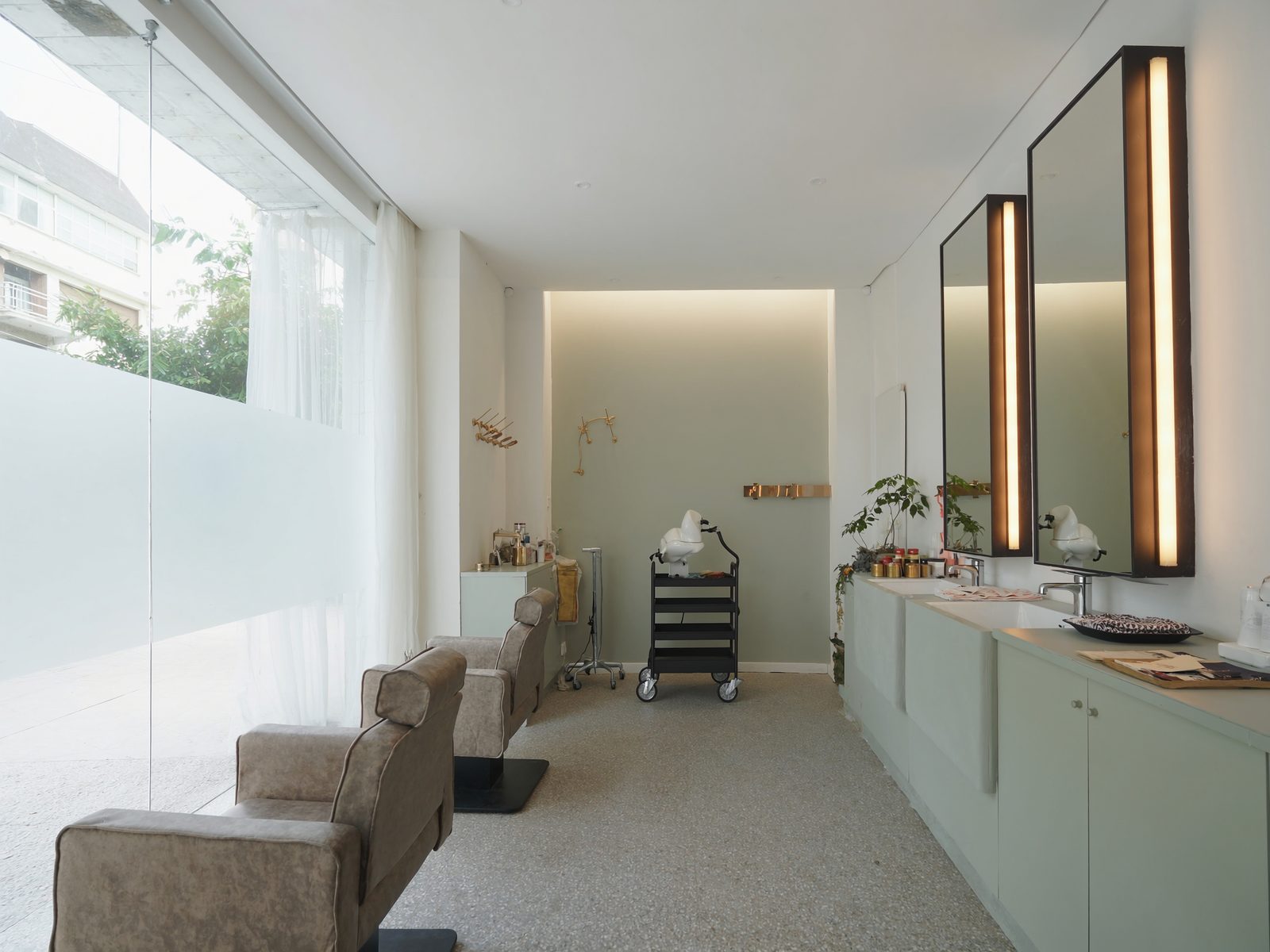 Heller Salon mit zwei Stühlen und Spiegeln